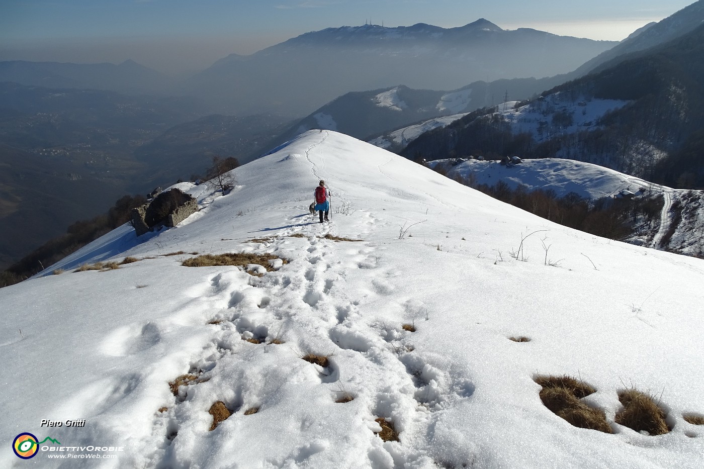 82 Scendiamo pestando neve rammollita su variante del sent. 577 .JPG